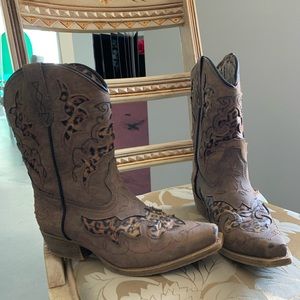 Girls leopard cowboy/cowgirl distressed boots! GUC